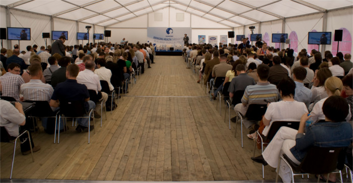 Krzesła do wypożyczenia w eleganckim namiocie imprezowym