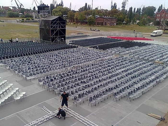 Ustawianie dużej ilości krzeseł na wydarzenia masowe