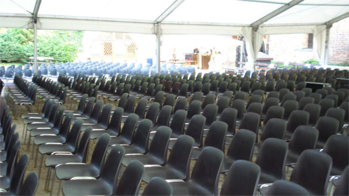 Krzesła do wynajęcia na dużą skalę - logistyka