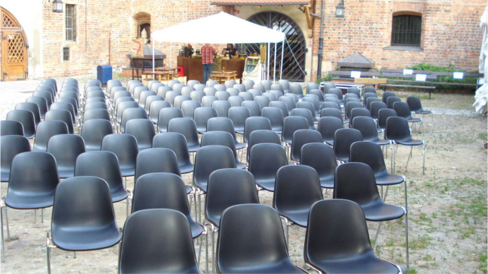 Wynajem krzeseł na eventy plenerowe - zielona przestrzeń