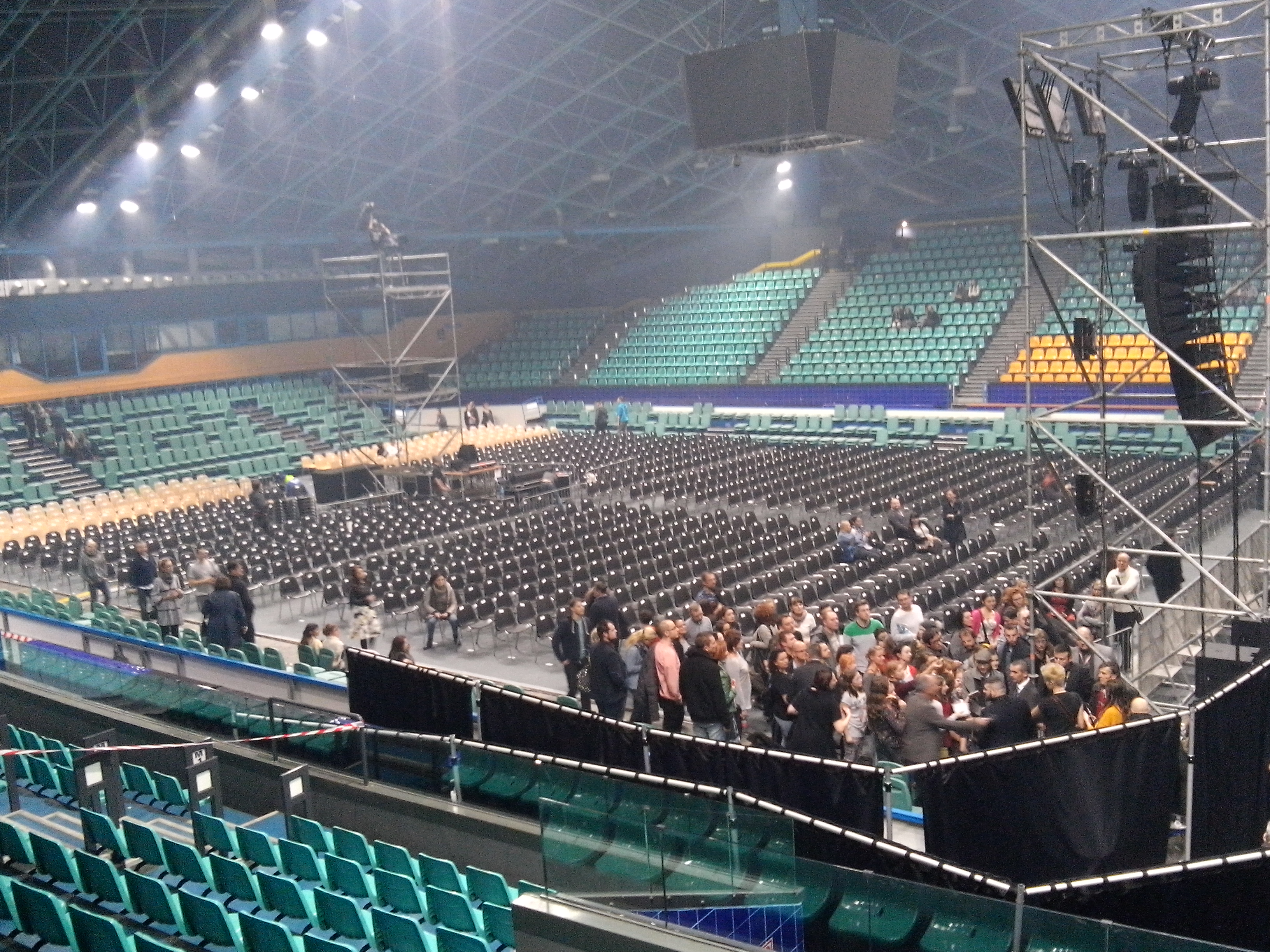 Krzesła eventowe w rzędach - gotowe do użytku