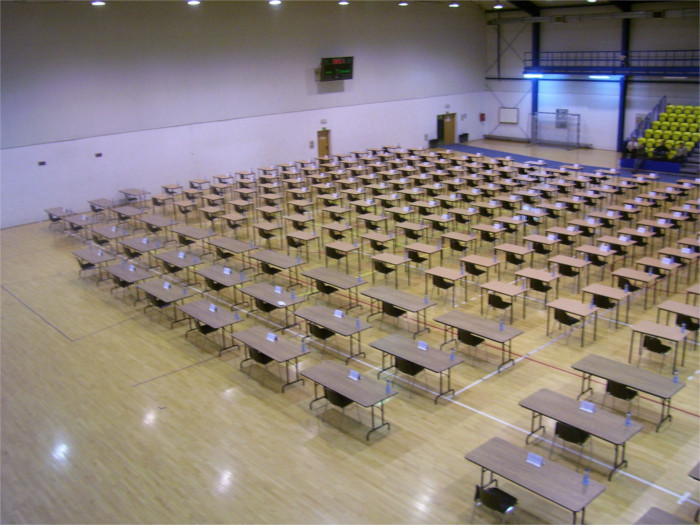 stoliki na sali gimnastycznej