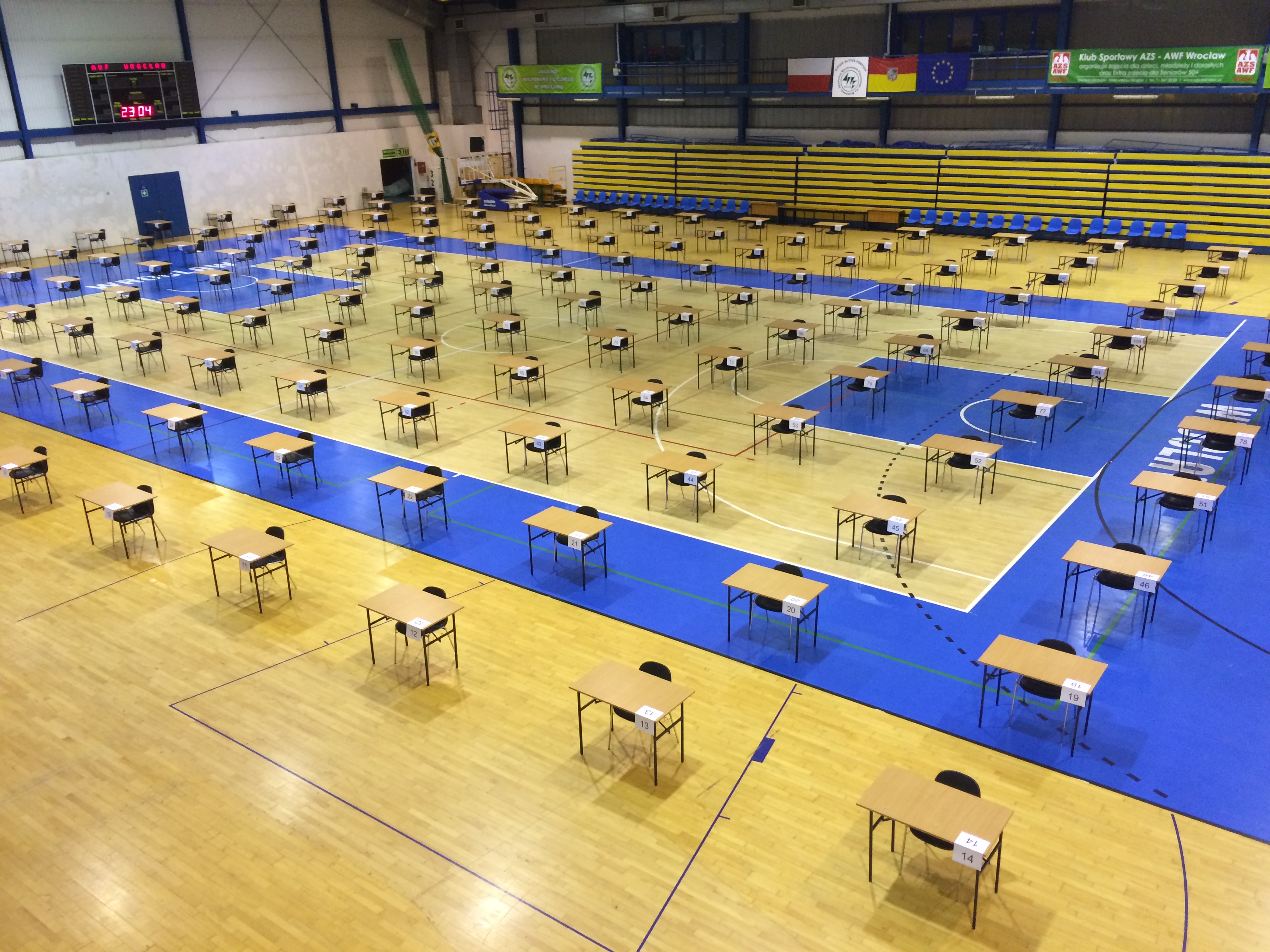 stoły wynajęte na egzamin