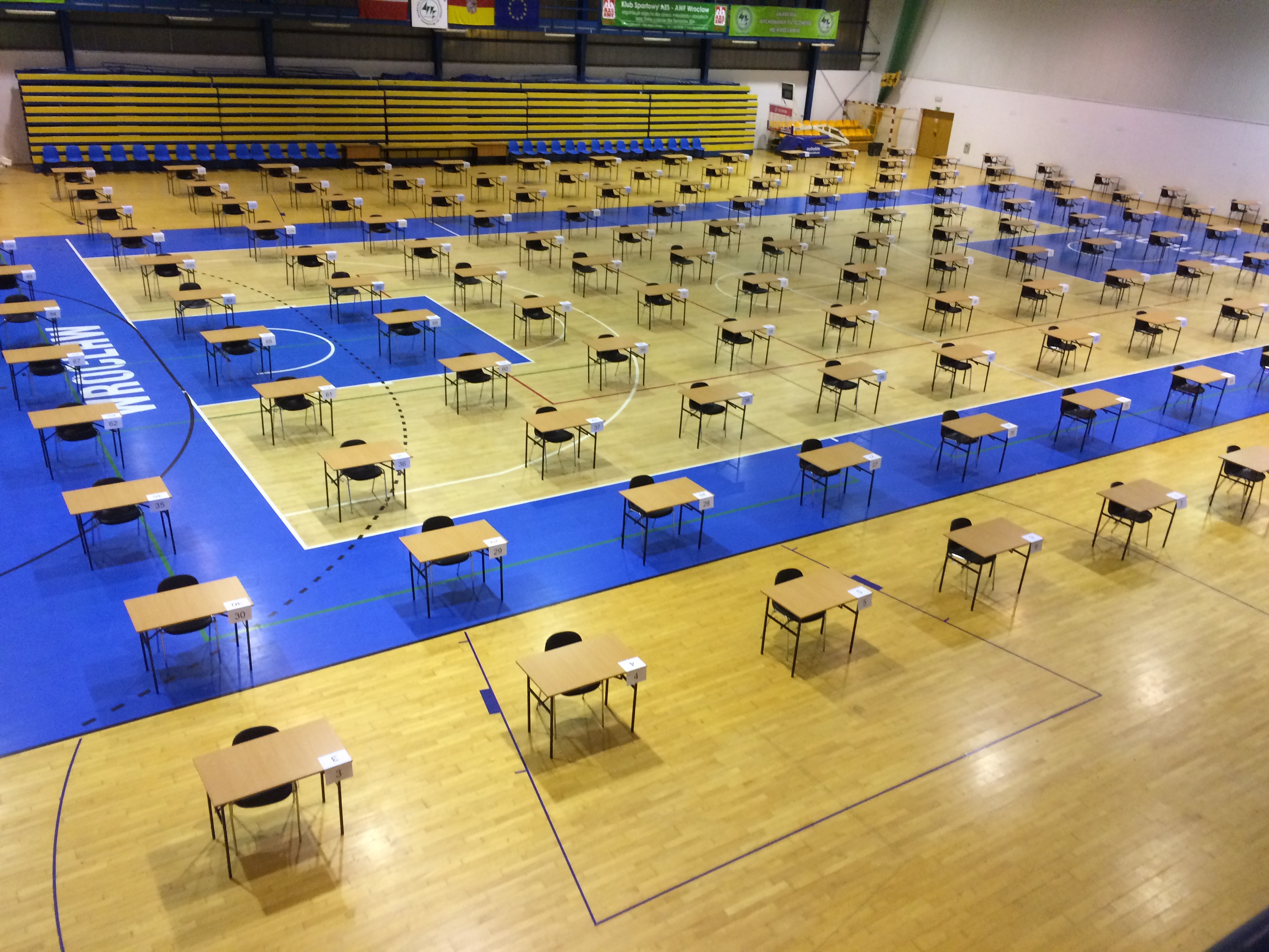 stoliki na sali gimnastycznej